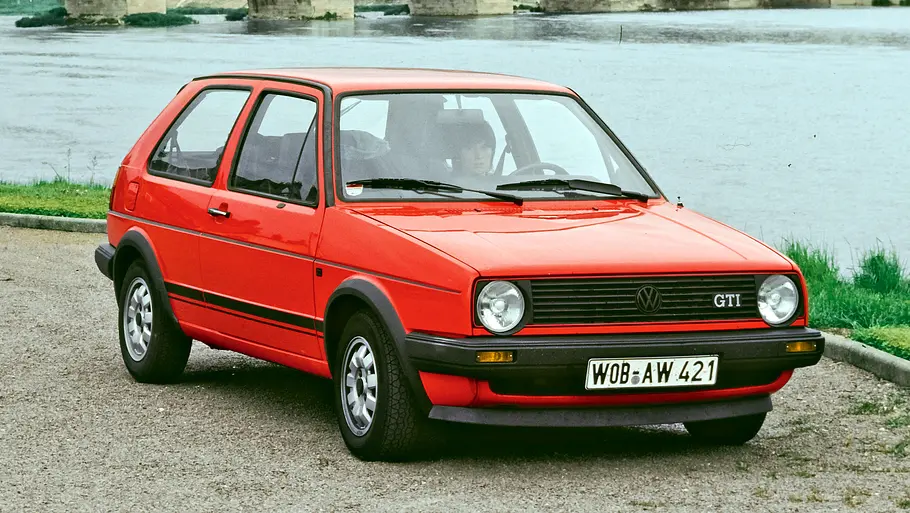 VW Golf 2 GTI statisch von schräg vorne fotografiert.