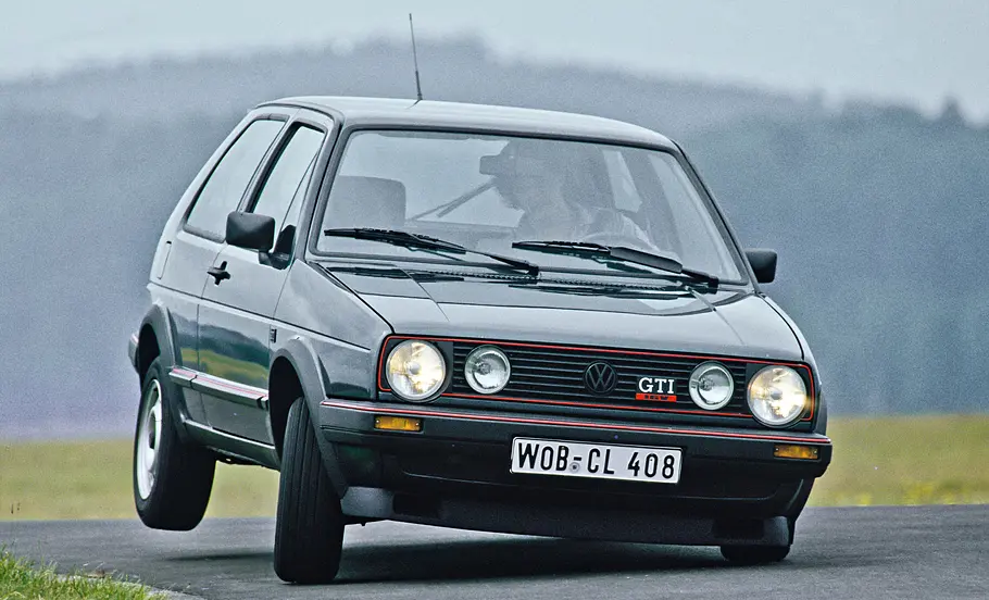 VW Golf 2 GTI 16V fahrend von schräg vorne fotografiert.