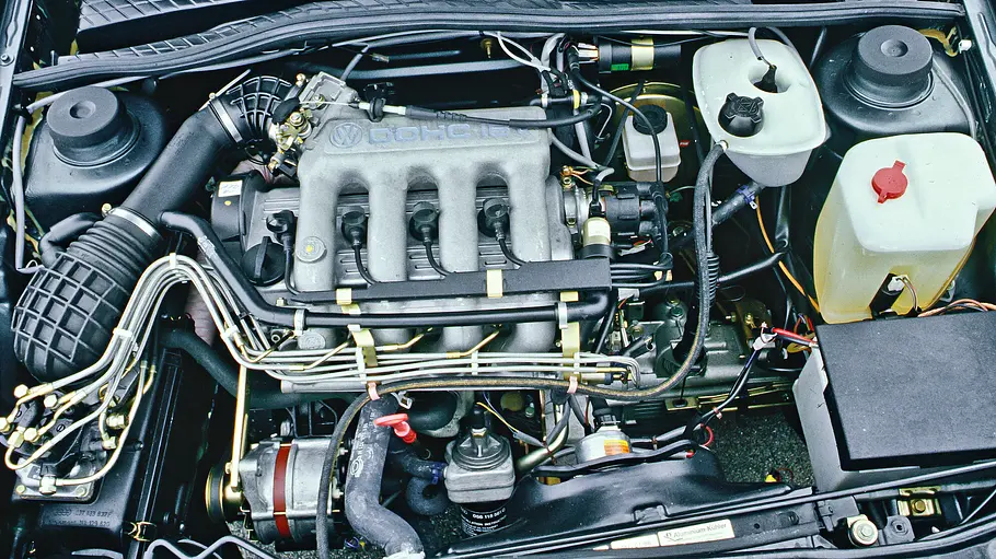 Der Motor des VW Golf II GTI 16V.