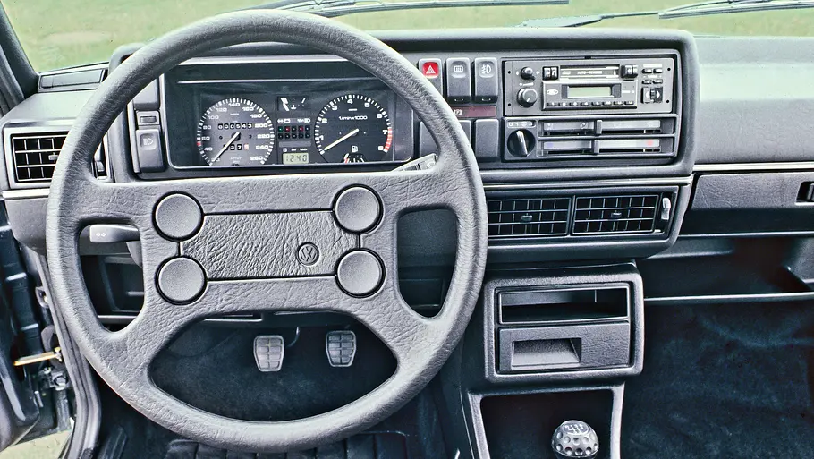 Das Cockpit des VW Golf 2 GTI 16V