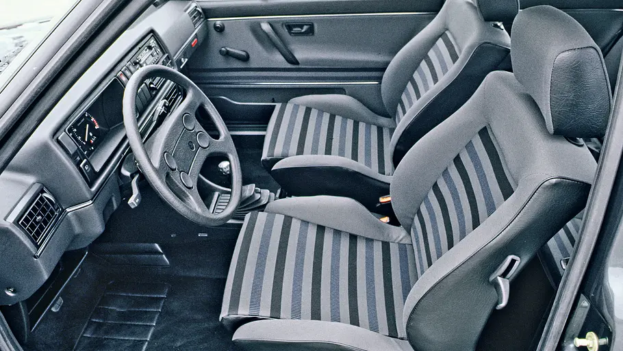 Der innenraum des VW Golf 2 GTI 16V. 