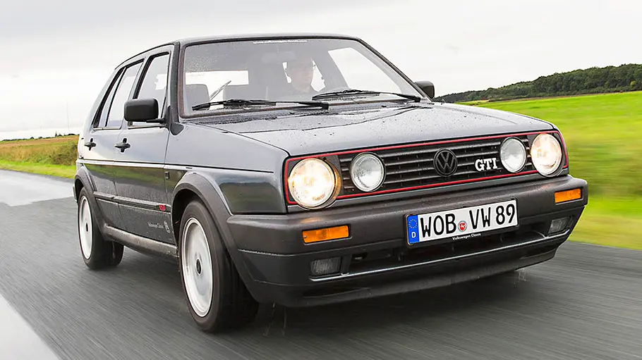Der VW Golf 2 GTI fahrend von schräg vorne fotografiert.