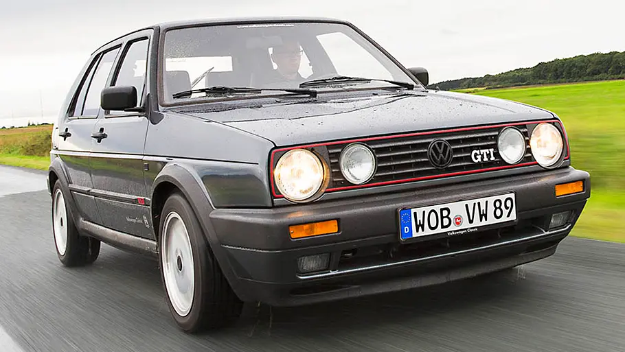 Der VW Golf 2 GTI fahrend von schräg vorne fotografiert.
