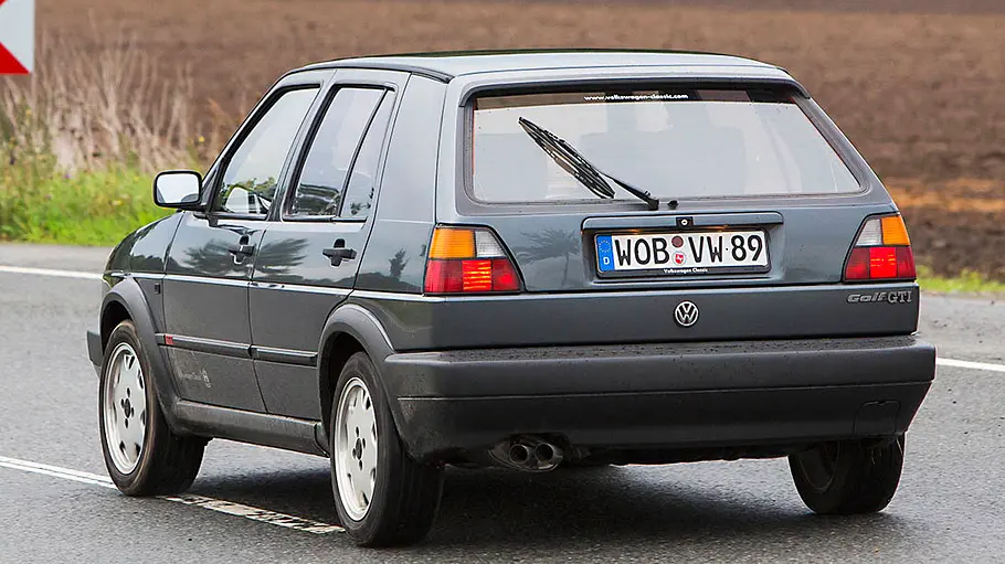 Der VW Golf 2 GTI fahrend von schräg hinten fotografiert.