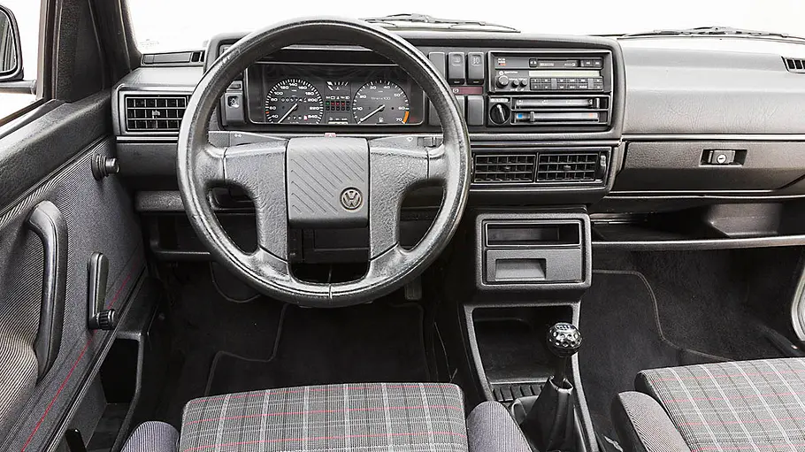 Das Cockpit des VW Golf 2 GTI.