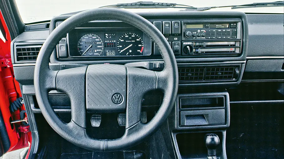Das Cockpit des VW Golf 2 GTI G60. 