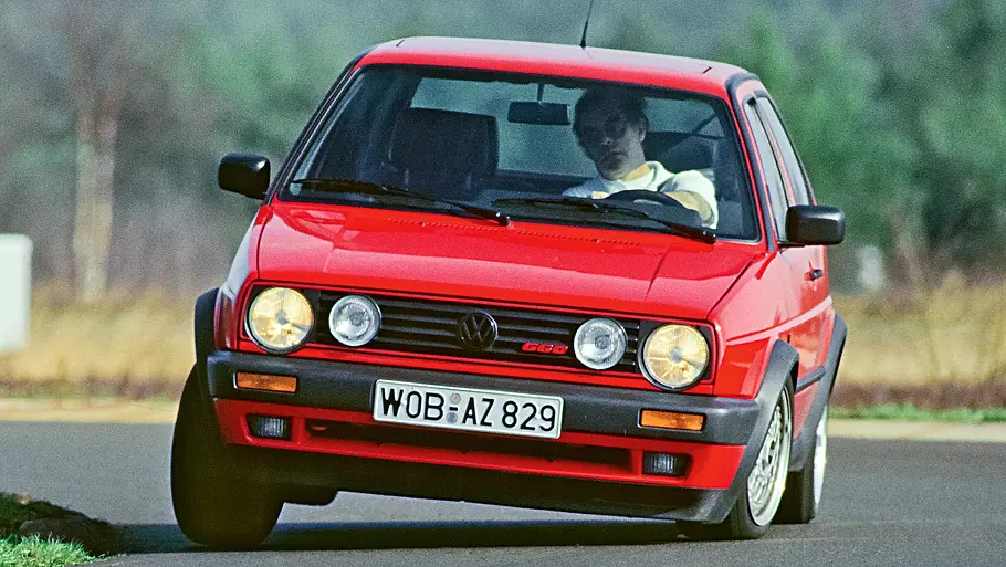VW Golf 2 GTI G60 fahrend von schräg vorne fotografiert.
