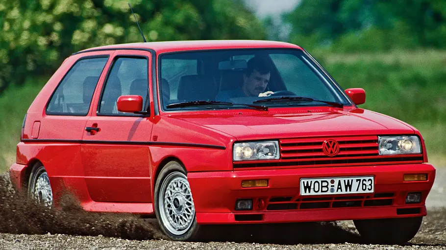 VW Golf 2 Rallye fahrend von schräg vorne fotografiert.