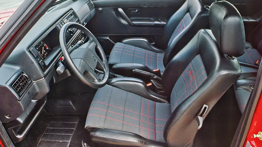 Der Innenraum des VW Golf 2 Rallye G60.