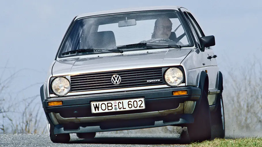 VW Golf 2 Synchro fahrend von schräg vorne fotografiert.