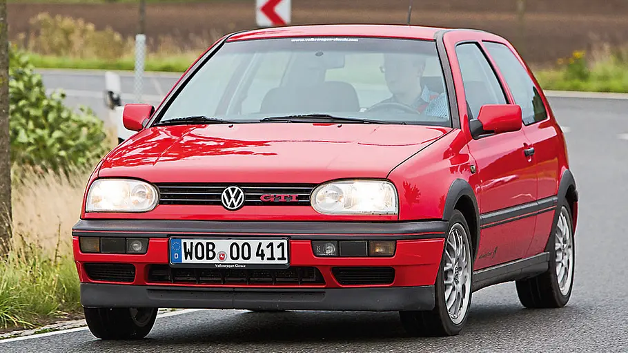 Der VW Golf 3 GTI 20 Jahre GTI fahrend von schräg vorne fotografiert.
