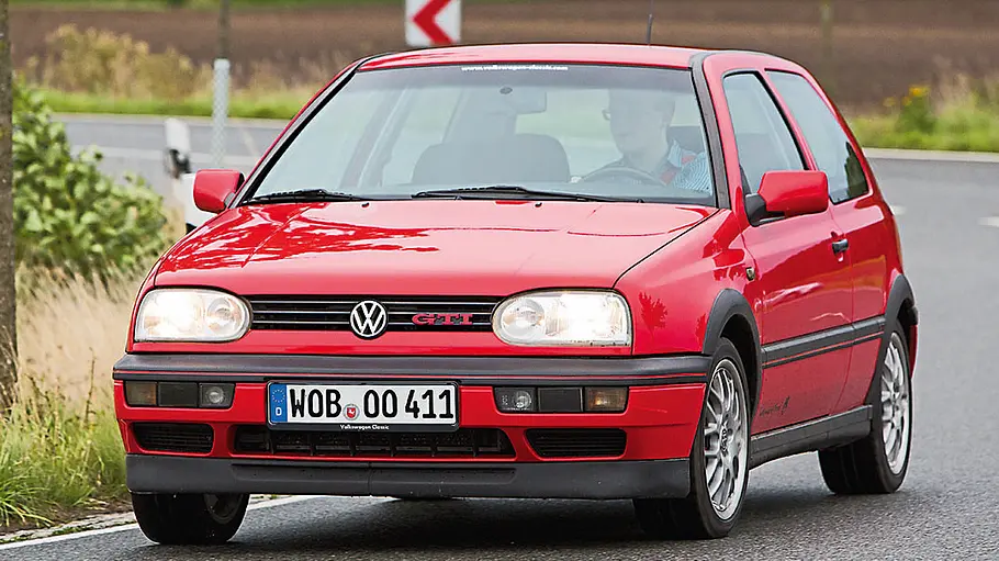 Der VW Golf 3 GTI 20 Jahre GTI fahrend von schräg vorne fotografiert.