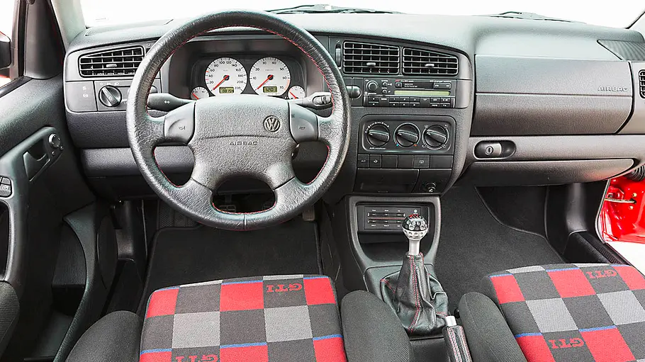 Das Cockpit des VW Golf 3 GTI 20 Jahre GTI.