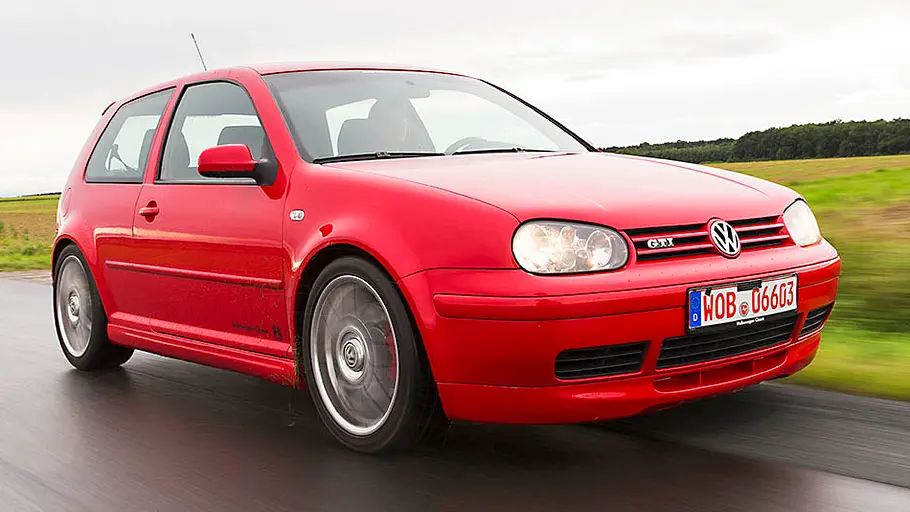 Der Golf 4 GTI Edition 25 fahrend von schräg hinten fotografiert.