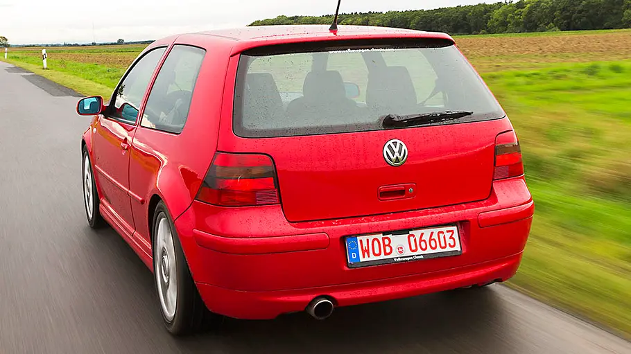 Der Golf 4 GTI Edition 25 fahrend von schräg hinten fotografiert.