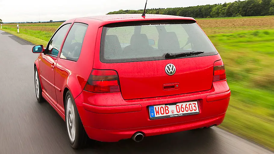 Der Golf 4 GTI Edition 25 fahrend von schräg hinten fotografiert.