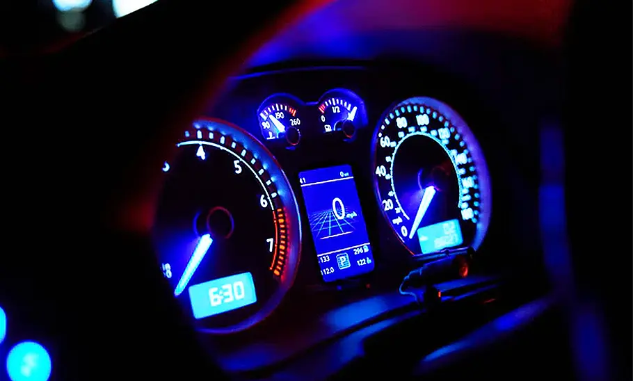 Blick auf das illuminierte Kombiinstrument des HPA FTX500 MK4 GTI.