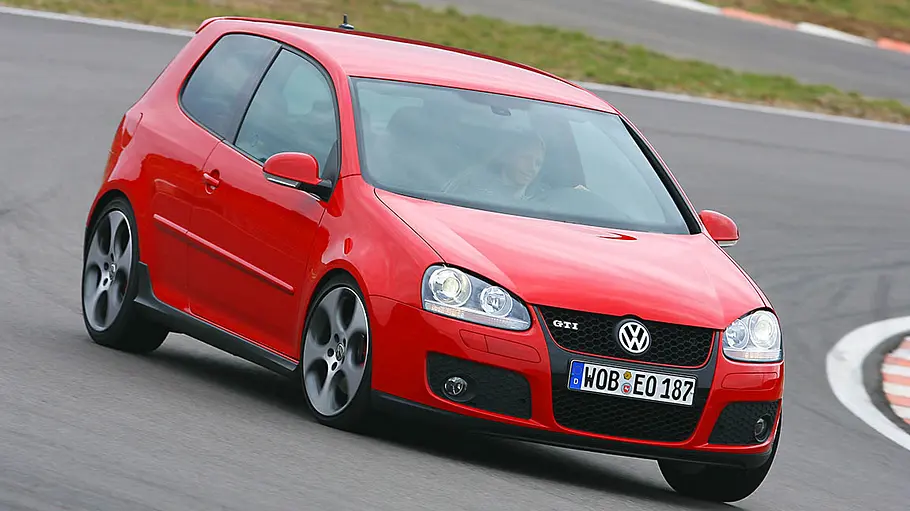 Der VW Golf 5 GTI fahrend von schräg vorne fotografiert.