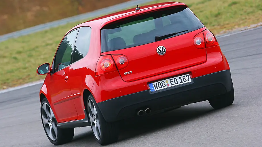Der VW Golf 5 GTI fahrend von schräg hinten fotografiert.