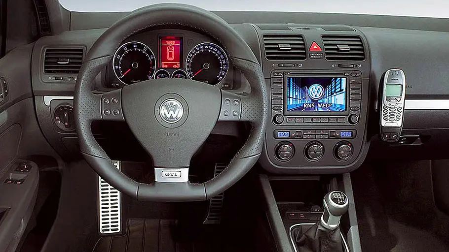 Das Cockpit des VW Golf 5 GTI.