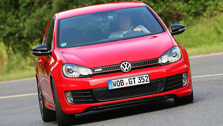 Der VW Golf 6 GTI Edition 35 fahrend von schräg vorne fotografiert.