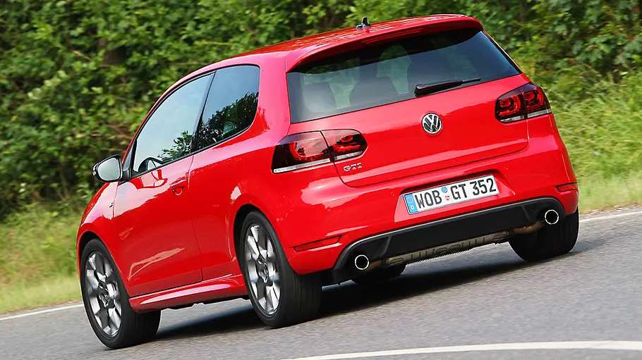 Der VW Golf 6 GTI Edition 35 fahrend von schräg hinten fotografiert.