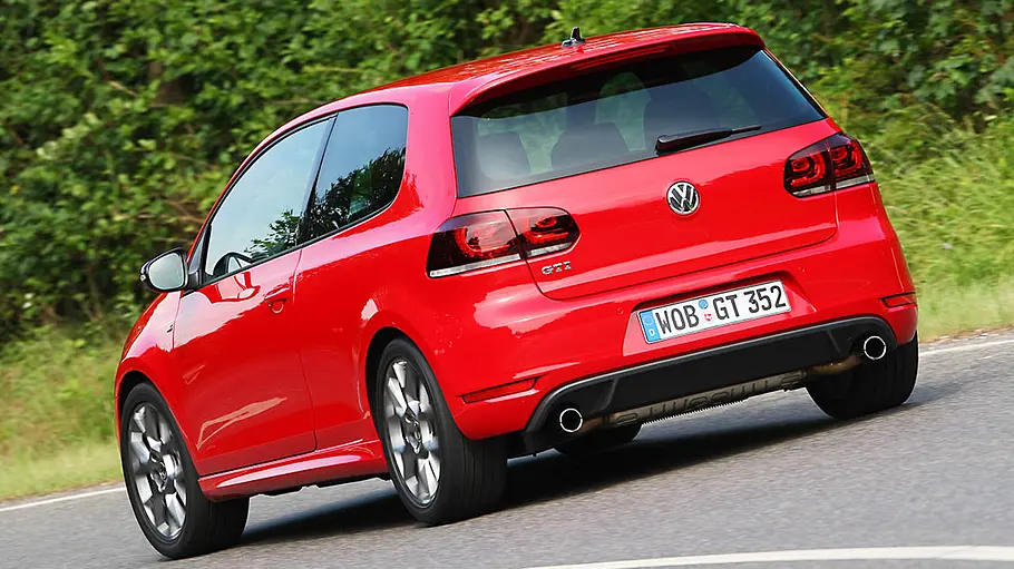 Der VW Golf 6 GTI Edition 35 fahrend von schräg hinten fotografiert.
