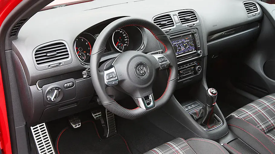 Das Cockpit des VW Golf 6 GTI Edition 35