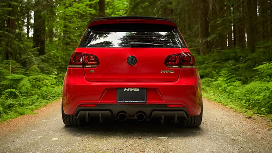 Das Bild zeigt den VW Golf 6 R HPA FT740 stehend, fotografiert von hinten.