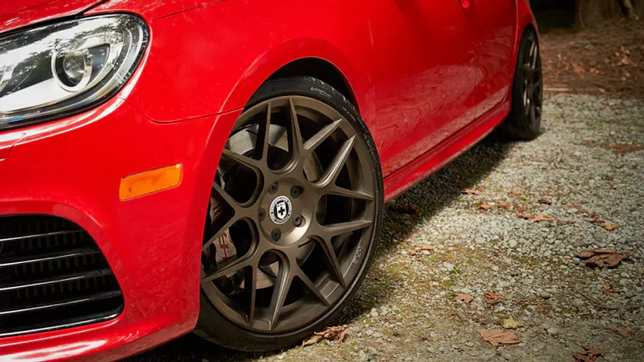 Das Bild zeigt ein Vorderrad des VW Golf 6 R HPA FT740, fotografiert von schräg vorne.