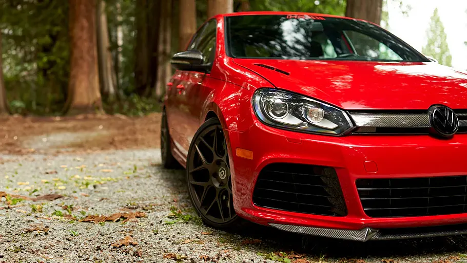 Das Bild zeigt den VW Golf 6 R HPA FT740 stehend im Wald, fotografiert von schräg vorne.