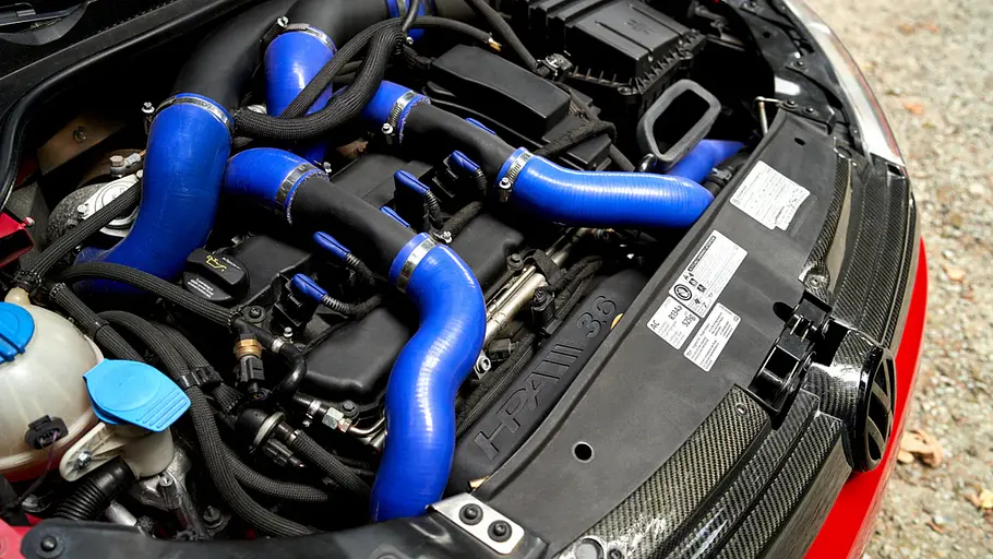 Das Bild zeigt den Motor des VW Golf 6 R HPA FT740, fotografiert von schräg oben.
