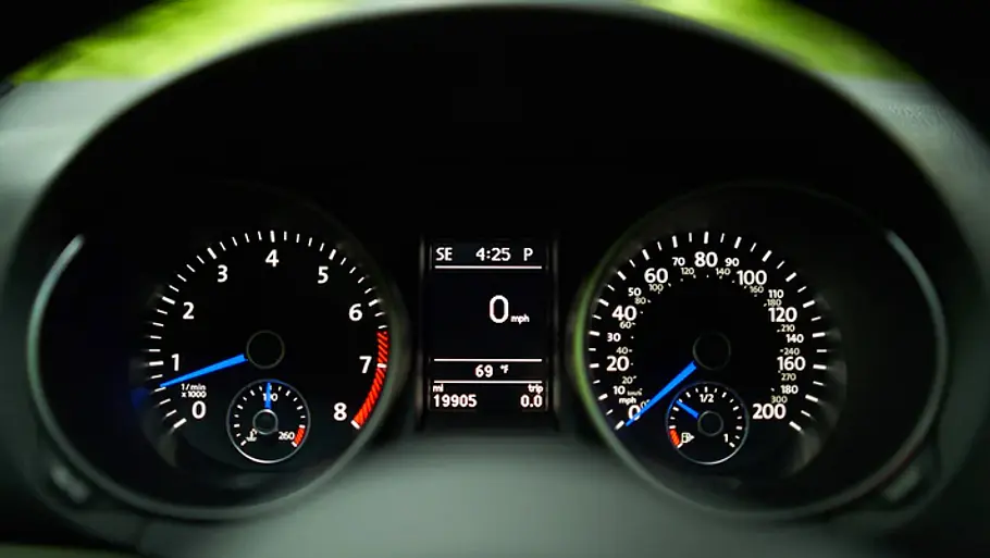 Das Bild zeigt die Instrumente des VW Golf 6 R HPA FT740, fotografiert von hinten.