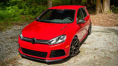 Das Bild zeigt den VW Golf 6 R HPA FT740 stehend, fotografiert von schräg vorne. - Foto: HPA Das Bild zeigt den VW Golf 6 R HPA FT740 stehend, fotografiert von schräg vorne. - Foto: HPA
