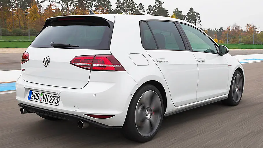 Der VW Golf 7 GTI fahrend von schräg hinten fotografiert.