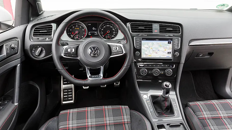 Das Cockpit des VW Golf 7 GTI.