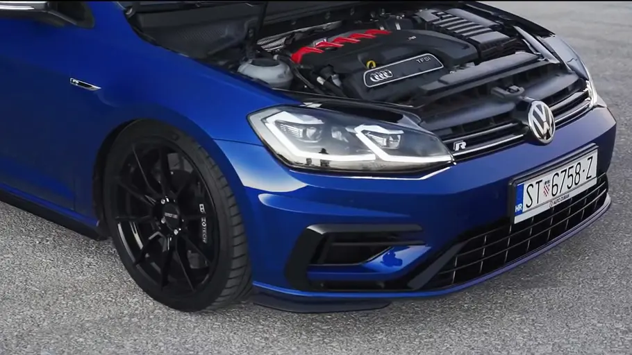 Fünfzylinder-Motor im VW Golf 7 R, fotografiert von schräg vorne.