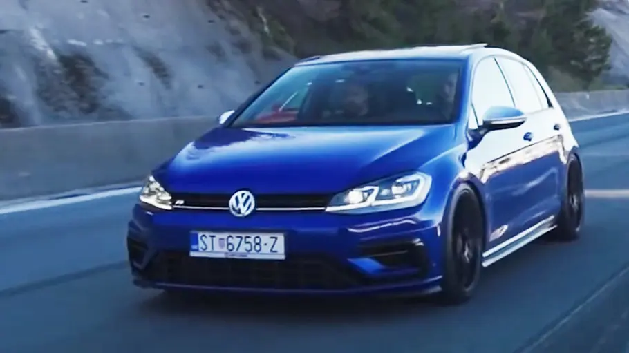 VW Golf 7 R mit Audi Fünfzylinder Motor, fotografiert von schräg vorne.