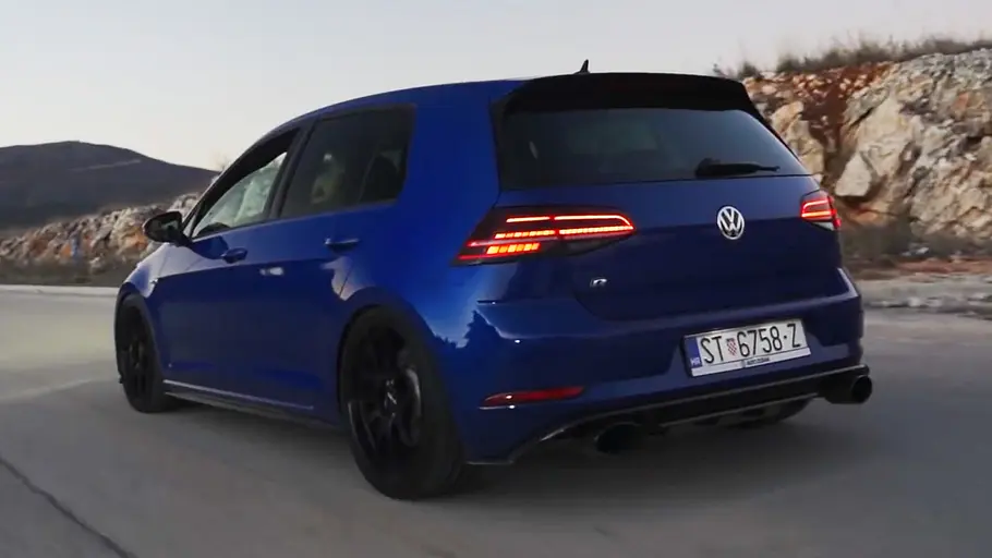 VW Golf 7 R mit Audi Fünfzylinder-Motor, fahrend fotografiert von schräg hinten.