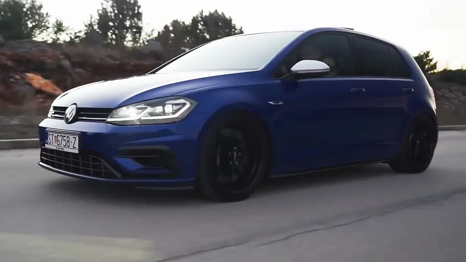 VW Golf 7 R mit Audi-Fünfzylinder, fahrend fotografiert von schräg vorne links.