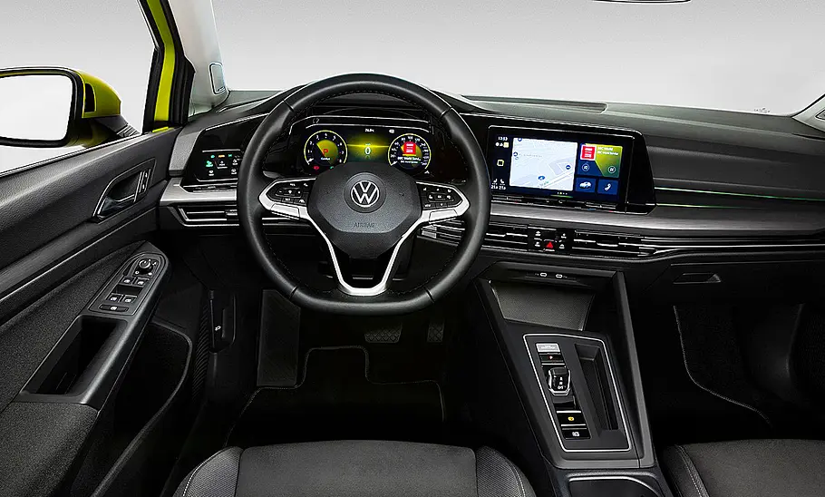 Armaturenbrett eines VW Golf 8 mit Touchscreen und Lenkrad.