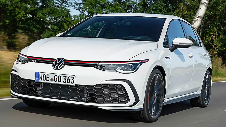 Der VW Golf 8 GTI Front fahrend von schräg vorne fotografiert.
