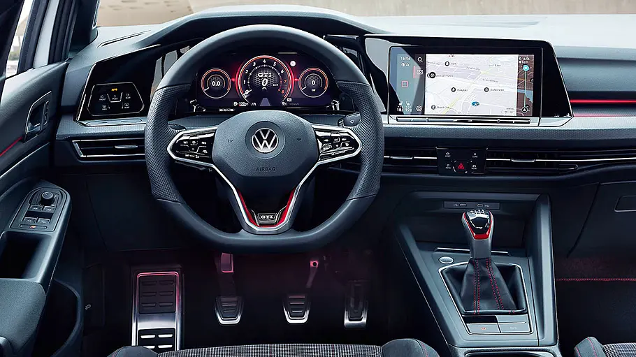 Das Cockpit des VW Golf 8 GTI.