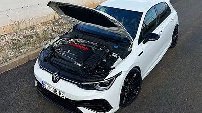 Blick von schräg vorne auf den VW Golf 8 R mit geöffneter Motorhaube - Foto: engineswapdepot.com