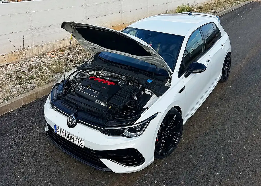 Blick von schräg vorne auf den VW Golf 8 R mit geöffneter Motorhaube