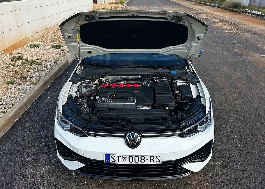 Blick von vorne auf den VW Golf 8 R mit geöffneter Motorhaube
