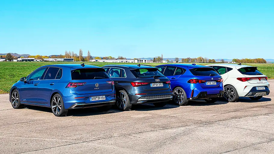 VW Golf/Audi A3/BMW 1er/Cupra Leon Blick von schräg hinten auf die vier Diesel-Kompakten VW Golf, Audi A3, BMW 1er und Cupra Leon.