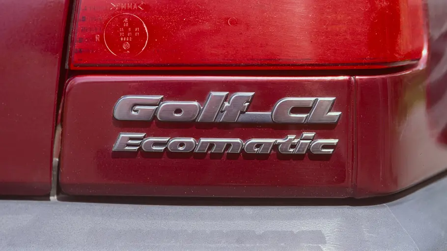 Das Eblem des VW Golf Ecomatic. 