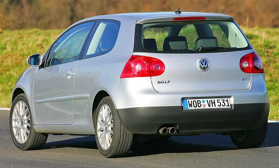 VW Golf 5 GT Der VW Golf 5 GT fahrend von schräg hinten fotografiert.