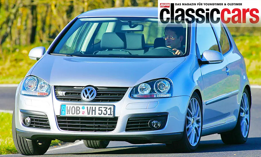 VW Golf 5 GT Der VW Golf 5 GT fahrend von schräg vorne fotografiert.